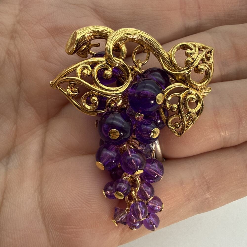 Vtg Signed Avon DS Fall Grapes Leaves & Dangling Cluster Purple Beads Pin Brooch